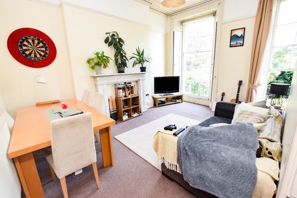Lot: 74 - FREEHOLD INVESTMENT COMPRISING FIVE APARTMENTS WITH PARKING AND GARDENS - General view of living room flat 2